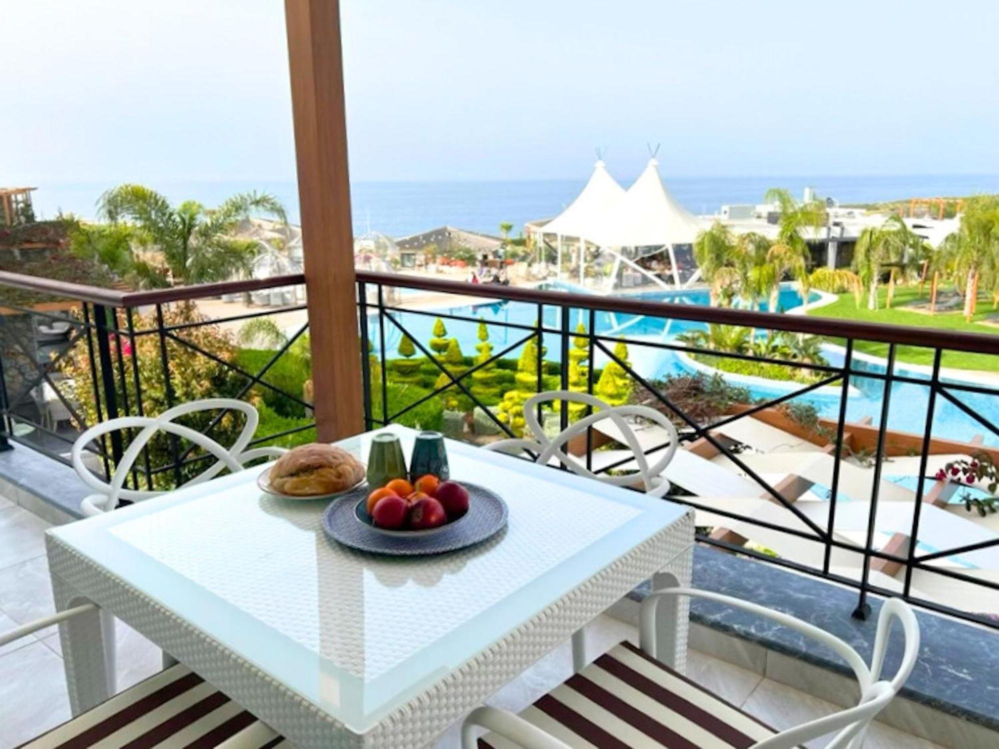 Luxurious Seafront Penthouse Daire Girne Dış mekan fotoğraf