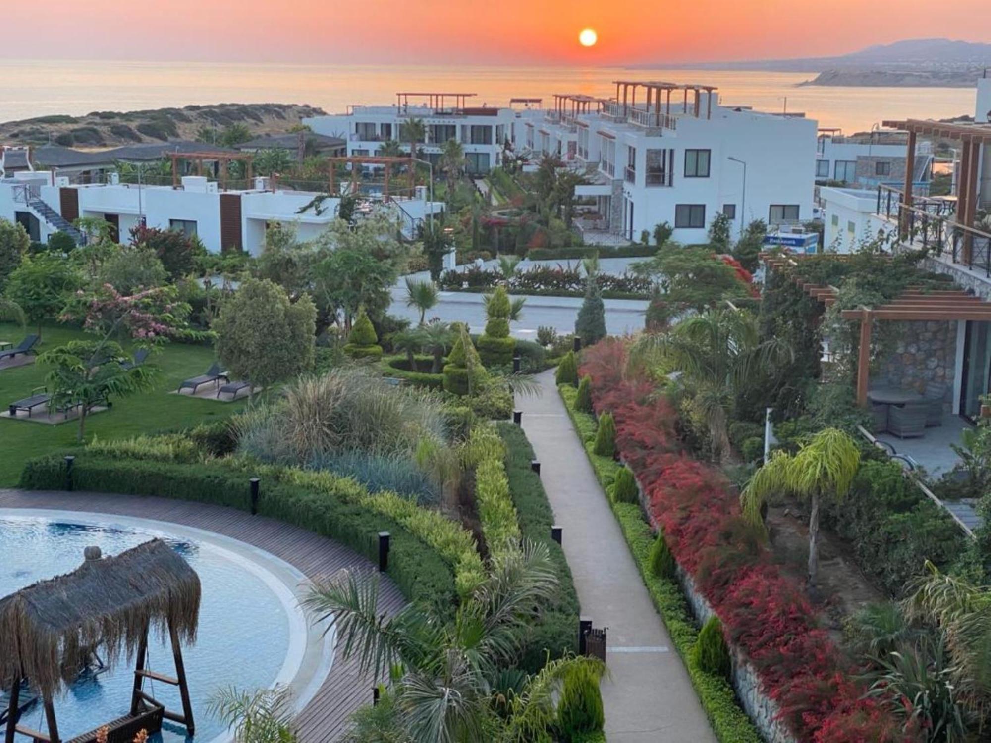 Luxurious Seafront Penthouse Daire Girne Dış mekan fotoğraf